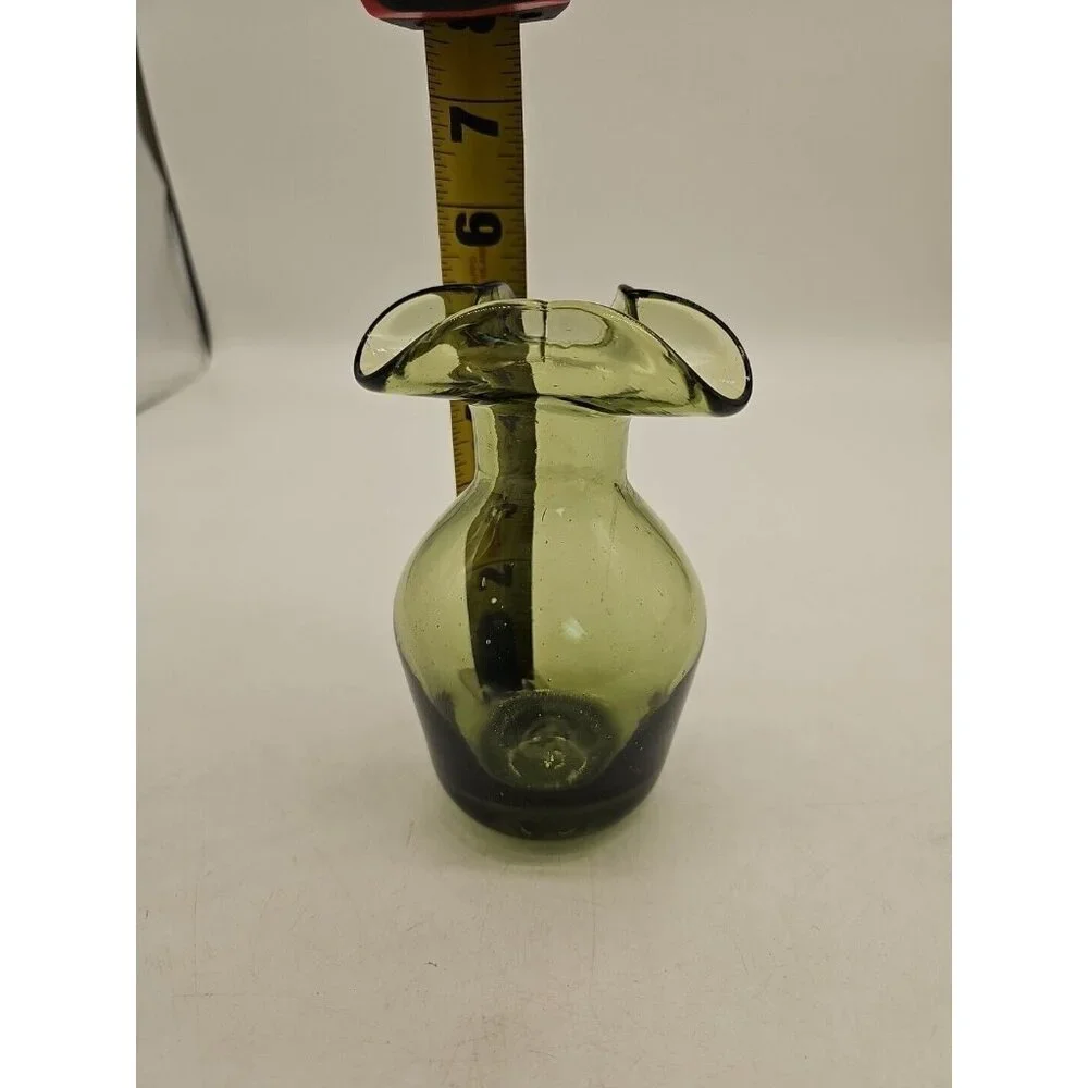 Hand Blown Glass Green Avocado Ruffled Rimmed 5.5” Vase In EUC‎